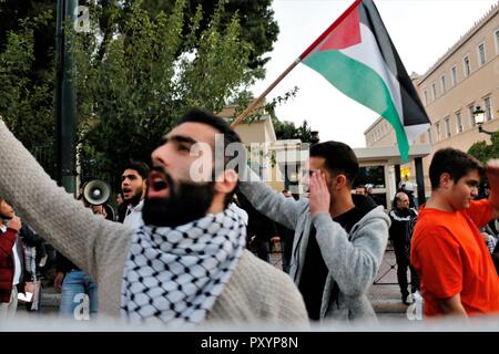 Athen, Griechenland. 24 Okt, 2018. Demonstrant gesehen Schreien während des Protestes. libanesischen Kommunisten leben in Griechenland vor der Französischen Botschaft in Athen als Solidarität mit Georges Ibrahim Abdallah, der verhaftet und ins Gefängnis vor 35 Jahren von der französischen Polizei verurteilt, verlangt seine sofortige Freilassung demonstrieren. Credit: Helen Paroglou/SOPA Images/ZUMA Draht/Alamy leben Nachrichten Stockfoto