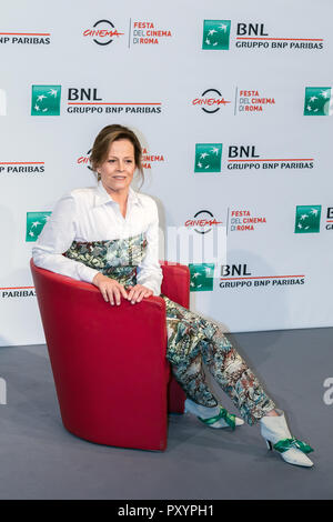 Rom, Italien. 24. Oktober, 2018. Rom, Italien. 24. Okt 2018. Sigourney Weaver besucht einen Fotoauftrag während des 13 Rom Film Fest im Auditorium Parco della Musica. Credit: Gennaro Leonardi/Alamy leben Nachrichten Stockfoto