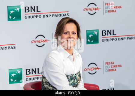 Rom, Italien. 24. Oktober, 2018. Rom, Italien. 24. Okt 2018. Sigourney Weaver besucht einen Fotoauftrag während des 13 Rom Film Fest im Auditorium Parco della Musica. Credit: Gennaro Leonardi/Alamy leben Nachrichten Stockfoto