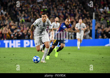 Arturo Vidal des FC Barcelona, und Vecino von Inter de Milano in Aktion während der Champions League, Fußballspiel zwischen FC Barcelona und FC Internazionale de Milano am 24. Oktober 2018 im Camp Nou Stadion in Barcelona, Spanien Stockfoto