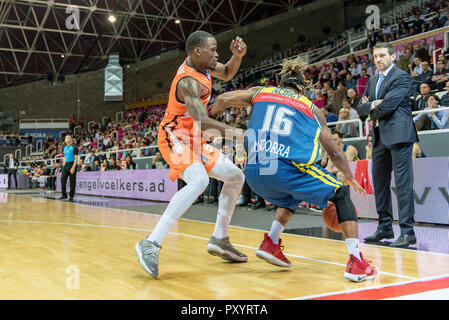 Andorra. 24. Oktober, 2018. Andrew Albicy Mora Banc Andorra schützt den Ball gegen die Markierung von Javonte grüne Spieler von Ratiopharma Ulm EURO CUP Spiel zwischen Morabanc Andorra BC und Ratiopharm Ulm an Poliesportiu d'Andorra Stadion am 24. Oktober 2018 in Andorra La Vella. Stockfoto