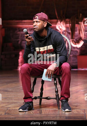 Host Bryan Terrell Clark auf der Bühne während der Rockefeller Foundation und der Gilder Lehrman Institut der amerikanischen Geschichte Sponsoren High School Student # EduHam Matinee der "Hamilton" im Richard Rodgers Theatre am Oktober 24, 2018 in New York City. Quelle: Walter McBride/MediaPunch Stockfoto