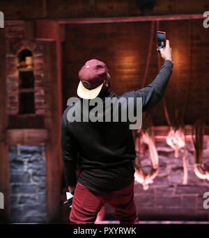 Host Bryan Terrell Clark auf der Bühne während der Rockefeller Foundation und der Gilder Lehrman Institut der amerikanischen Geschichte Sponsoren High School Student # EduHam Matinee der "Hamilton" im Richard Rodgers Theatre am Oktober 24, 2018 in New York City. Quelle: Walter McBride/MediaPunch Stockfoto