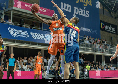 Andorra. 24. Oktober, 2018. Javonte grüne Spieler der Ulmer Ratiopharma encesta am Aussehen von Mussa Diagne Mora Banc Andorra. EURO CUP Spiel zwischen Morabanc Andorra BC und Ratiopharm Ulm an Poliesportiu d'Andorra Stadion am 24. Oktober 2018 in Andorra La Vella. Stockfoto