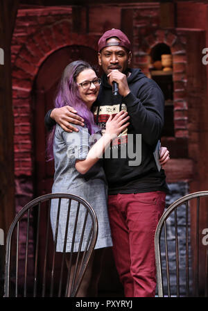 Holli Campbell und Bryan Terrell Clark besucht die Cast Q&A während der Rockefeller Foundation und die Gilder Lehrman Institut der amerikanischen Geschichte High School Student # EduHam Matinee der "Hamilton" im Richard Rodgers Theatre am Oktober 24, 2018 in New York City gefördert. Quelle: Walter McBride/MediaPunch Stockfoto