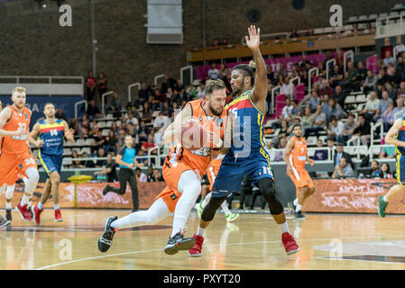 Andorra. 24. Oktober, 2018. Katin Reinhardt Spieler des Ratiopharma Ulm vor der Marke von Andrew Albicy Mora Banc Andorra. EURO CUP Spiel zwischen Morabanc Andorra BC und Ratiopharm Ulm an Poliesportiu d'Andorra Stadion am 24. Oktober 2018 in Andorra La Vella. Stockfoto