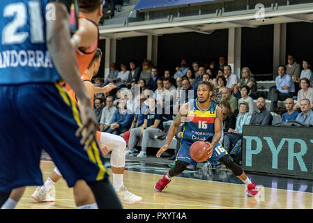 Andorra. 24. Oktober, 2018. Andrew Albicy del Mora Banc Andorra steuert die Kugel für Angriff seines Teams. EURO CUP Spiel zwischen Morabanc Andorra BC und Ratiopharm Ulm an Poliesportiu d'Andorra Stadion am 24. Oktober 2018 in Andorra La Vella. Stockfoto