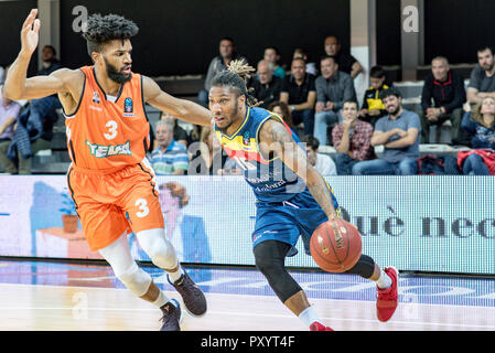 Andorra. 24. Oktober, 2018. Andrew Albicy del Mora Banc Andorra steuert die Kugel für Angriff seines Teams. EURO CUP Spiel zwischen Morabanc Andorra BC und Ratiopharm Ulm an Poliesportiu d'Andorra Stadion am 24. Oktober 2018 in Andorra La Vella. Stockfoto