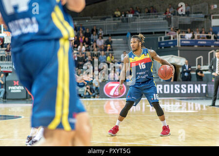 Andorra. 24. Oktober, 2018. Andrew Albicy del Mora Banc Andorra steuert die Kugel für Angriff seines Teams. EURO CUP Spiel zwischen Morabanc Andorra BC und Ratiopharm Ulm an Poliesportiu d'Andorra Stadion am 24. Oktober 2018 in Andorra La Vella. Stockfoto