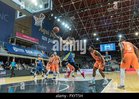 Andorra. 24. Oktober, 2018. Andrew Albicy del Mora Banc Andorra steuert die Kugel für Angriff seines Teams. EURO CUP Spiel zwischen Morabanc Andorra BC und Ratiopharm Ulm an Poliesportiu d'Andorra Stadion am 24. Oktober 2018 in Andorra La Vella. Stockfoto