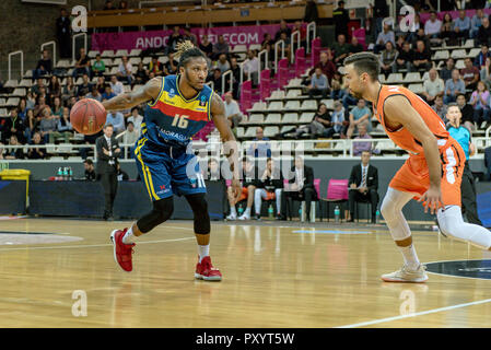 Andorra. 24. Oktober, 2018. Morabanc Andorra player Andrew Albicy Angriffe Ratiopharma Spieler mark Ulm Ismet Akpinar. EURO CUP Spiel zwischen Morabanc Andorra BC und Ratiopharm Ulm an Poliesportiu d'Andorra Stadion am 24. Oktober 2018 in Andorra La Vella. Credit: Martin Silva Cosentino/Alamy leben Nachrichten Stockfoto