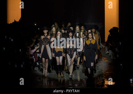 Sao Paulo, Sao Paulo, Brasilien. 24 Okt, 2018. Modell präsentiert von Arbeitsplätzen durch Bobstore, während der São Paulo Fashion Week (SPFW), N46 Edition, in Sao Paulo, Brasilien. Credit: Paulo Lopes/ZUMA Draht/Alamy leben Nachrichten Stockfoto