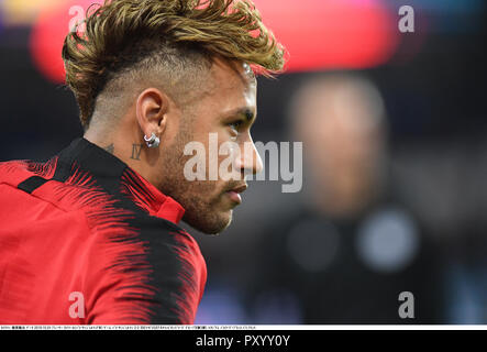 Paris, Frankreich. 24 Okt, 2018. Neymar der PSG Aufwärmen vor dem UEFA Champions League Gruppe C Übereinstimmung zwischen Paris Saint-Germain 2-2 SSC Napoli im Parc des Princes in Paris, Frankreich, 24. Oktober 2018. Credit: Takamoto Tokuhara/LBA/Alamy leben Nachrichten Stockfoto