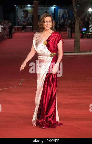 Rom, Italien. 24. Oktober, 2018. Sigourney Weaver Spaziergänge auf dem roten Teppich während des 13 Rom Film Fest im Auditorium Parco della Musica am 24. Oktober 2018 in Rom, Italien. Credit: Geisler-Fotopress GmbH/Alamy leben Nachrichten Stockfoto