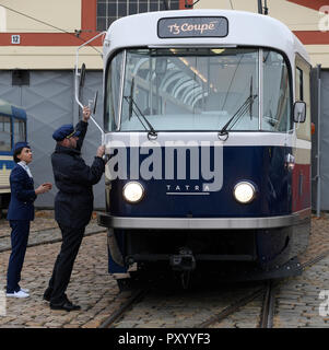 Prag, Tschechische Republik. 24 Okt, 2018. Die Prager Verkehrsbetriebe DPP hat T3 Coupé präsentierte heute, am Mittwoch, 24. Oktober 2018, ein Vergnügen, Straßenbahn, in Zusammenarbeit mit dem Studio Anna Maresova Designer entwickelt, der sich in der Tradition der legendären Tatra T3 Tram. Die diesjährige Ausgabe der Designblok wird die Besucher mit einer einzigartigen Gelegenheit, eine Fahrt mit der neuen Straßenbahn zu übernehmen. Credit: Ondrej Deml/CTK Photo/Alamy leben Nachrichten Stockfoto