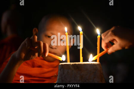 Luang Prabang, Laos. 24 Okt, 2018. Eine Lao buddhistischer Mönch leuchten Kerzen während des Ok Phansa Festival in Luang Prabang, Laos, Okt. 24, 2018. Credit: Liu Ailun/Xinhua/Alamy leben Nachrichten Stockfoto