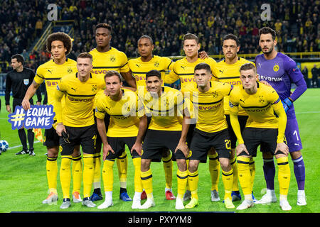Dortmund, Deutschland. 24 Okt, 2018. Fussball: Champions League, Borussia Dortmund, Atletico Madrid, Gruppenphase, Gruppe A, 3.Spieltag am Signal Iduna Park. Die Dortmunder Spieler Pose vor dem Spiel für das Team Foto. Credit: Marius Becker/dpa/Alamy leben Nachrichten Stockfoto