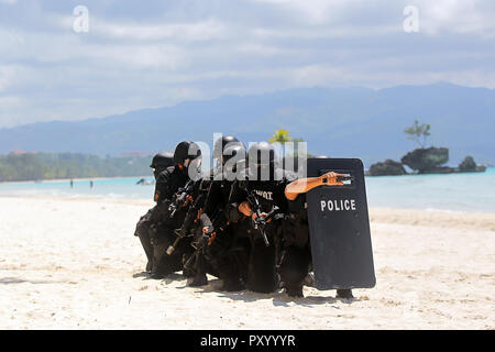 Die Insel Boracay, Philippinen. 25 Okt, 2018. Polizisten aus der Philippinischen Nationalpolizei spezielle Waffen und Taktiken (PNP-SWAT) in einem sicherheitsfähigkeit Demonstration am Strand entlang in die Insel Boracay, Philippinen teilnehmen, am Okt. 25, 2018. Der weltberühmte Boracay Resort Insel in den Philippinen am 26. Oktober wieder geöffnet wird. Credit: rouelle Umali/Xinhua/Alamy leben Nachrichten Stockfoto