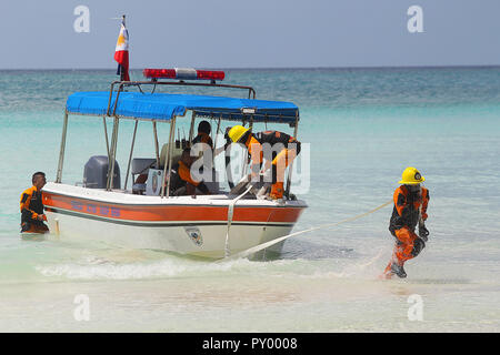 Die Insel Boracay, Philippinen. 25 Okt, 2018. Feuerwehrmänner an einem sicherheitsfähigkeit Demonstration am Strand entlang in die Insel Boracay, Philippinen, am Okt. 25, 2018. Der weltberühmte Boracay Resort Insel in den Philippinen am 26. Oktober wieder geöffnet wird. Credit: rouelle Umali/Xinhua/Alamy leben Nachrichten Stockfoto