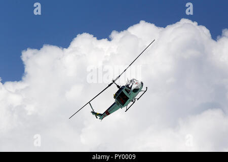 Die Insel Boracay, Philippinen. 25 Okt, 2018. Ein Hubschrauber wird während einer sicherheitsfähigkeit Demonstration am Strand entlang in die Insel Boracay, Philippinen gesehen, am Okt. 25, 2018. Der weltberühmte Boracay Resort Insel in den Philippinen am 26. Oktober wieder geöffnet wird. Credit: rouelle Umali/Xinhua/Alamy leben Nachrichten Stockfoto