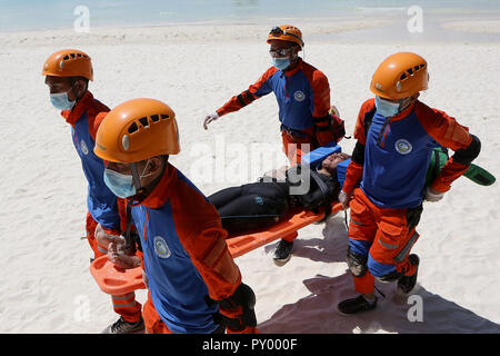 Die Insel Boracay, Philippinen. 25 Okt, 2018. Retter tragen ein mock Opfer während eines Sicherheitsfähigkeit Demonstration am Strand entlang in die Insel Boracay, Philippinen, am Okt. 25, 2018. Der weltberühmte Boracay Resort Insel in den Philippinen am 26. Oktober wieder geöffnet wird. Credit: rouelle Umali/Xinhua/Alamy leben Nachrichten Stockfoto