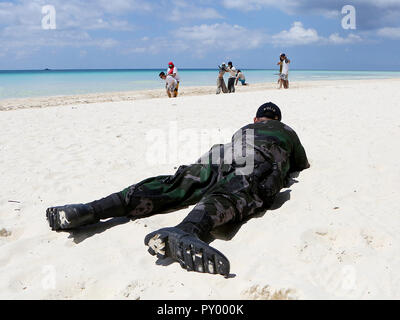 Die Insel Boracay, Philippinen. 25 Okt, 2018. Ein Polizist nimmt an einem Fähigkeit Demonstration am Strand entlang in die Insel Boracay, Philippinen, am Okt. 25, 2018. Der weltberühmte Boracay Resort Insel in den Philippinen am 26. Oktober wieder geöffnet wird. Credit: rouelle Umali/Xinhua/Alamy leben Nachrichten Stockfoto