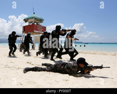 Die Insel Boracay, Philippinen. 25 Okt, 2018. Polizisten aus der Philippinischen Nationalpolizei spezielle Waffen und Taktiken (PNP-SWAT) in einem sicherheitsfähigkeit Demonstration am Strand entlang in die Insel Boracay, Philippinen teilnehmen, am Okt. 25, 2018. Der weltberühmte Boracay Resort Insel in den Philippinen am 26. Oktober wieder geöffnet wird. Credit: rouelle Umali/Xinhua/Alamy leben Nachrichten Stockfoto