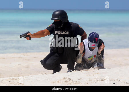 Die Insel Boracay, Philippinen. 25 Okt, 2018. Ein Polizist rettet eine mock Geisel während einer sicherheitsfähigkeit Demonstration am Strand entlang in die Insel Boracay, Philippinen, am Okt. 25, 2018. Der weltberühmte Boracay Resort Insel in den Philippinen am 26. Oktober wieder geöffnet wird. Credit: rouelle Umali/Xinhua/Alamy leben Nachrichten Stockfoto