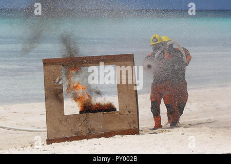 Die Insel Boracay, Philippinen. 25 Okt, 2018. Feuerwehrmänner an einem sicherheitsfähigkeit Demonstration am Strand entlang in die Insel Boracay, Philippinen, am Okt. 25, 2018. Der weltberühmte Boracay Resort Insel in den Philippinen am 26. Oktober wieder geöffnet wird. Credit: rouelle Umali/Xinhua/Alamy leben Nachrichten Stockfoto