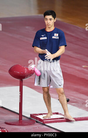 Doha, Katar. 25 Okt, 2018. Kenzo Shirai (JPN), 25. Oktober 2018 - Turnen: Die 2018 Gymnastics World Championships, dem offiziellen Training Session im Aspire Dome in Doha, Katar. Credit: MATSUO. K/LBA SPORT/Alamy leben Nachrichten Stockfoto