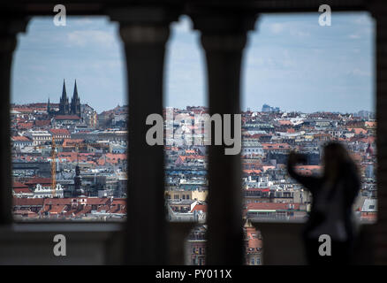 Prag, Tschechische Republik. 11 Apr, 2018. Eine Frau Fotos Prag Stadtzentrum von einem Aussichtspunkt auf der Prager Burg. Am 28. Oktober 1918 die Tschechoslowakei erklärt seine Unabhängigkeit von Österreich-ungarn. In der Moldaum Metropole gibt es eine große Party. (Dpa' 100 Jahre Tschechoslowakei - Prag feiert in weiß-rot-blau" vom 25.10.2018) Credit: Monika Skolimowska/dpa-Zentralbild/dpa/Alamy leben Nachrichten Stockfoto