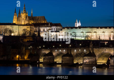 Prag, Tschechische Republik. 11 Apr, 2018. Blick auf die Karlsbrücke und die Prager Burg (l) mit St. Vitus Kathedrale, in der blauen Stunde aufgenommen. Am 28. Oktober 1918 die Tschechoslowakei erklärt seine Unabhängigkeit von Österreich-ungarn. In der Moldaum Metropole gibt es eine große Party. (Dpa' 100 Jahre Tschechoslowakei - Prag feiert in weiß-rot-blau" vom 25.10.2018) Credit: Monika Skolimowska/dpa-Zentralbild/dpa/Alamy leben Nachrichten Stockfoto