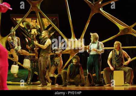 Paris, Frankreich. 24 Okt, 2018. Darsteller während der Generalprobe des neuen Cirque du Soleil TOTEM Show auf der Plaine de Jeux de Bagatelle am 24. Oktober 2018 in Paris, Frankreich. Quelle: Bernard Menigault/Alamy leben Nachrichten Stockfoto