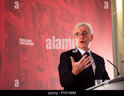 London, Großbritannien. 25. Oktober, 2018. Schatzkanzler, John McDonnell, macht eine Rede vor der Haushalt am Montag. Er legt die Arbeit Ideen für die Wirtschaft. Er unterstützte Verletzungen in seinem Gesicht nach einem Sturz über einige Müll, das Fliegen worden war - in der Nähe von seinem Haus gekippt. Es war dunkel und er war der Rückkehr von der Labour Party treffen. John McDonnell vor dem Haushalt Rede, London, UK-25 Oct 2018. Credit: Tommy London/Alamy leben Nachrichten Stockfoto