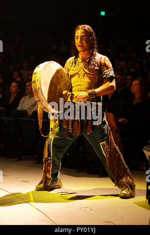 Paris, Frankreich. 24 Okt, 2018. Interpret während der Generalprobe des neuen Cirque du Soleil TOTEM Show auf der Plaine de Jeux de Bagatelle am 24. Oktober 2018 in Paris, Frankreich. Quelle: Bernard Menigault/Alamy leben Nachrichten Stockfoto