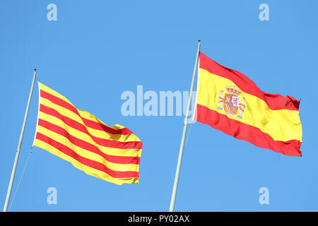 Barcelona, Spanien. 24 Okt, 2018. BARCELONA, Spanien, 24. Oktober 2018 - Flagge von Spanien und Katalonien werden vor der UEFA Champions League, Gruppe B Fußballspiel zwischen FC Barcelona und FC Internazionale am 24. Oktober 2018 im Camp Nou Stadion in Barcelona, Spanien Quelle: Manuel Blondeau/ZUMA Draht/Alamy Live Nachrichten gesehen Stockfoto