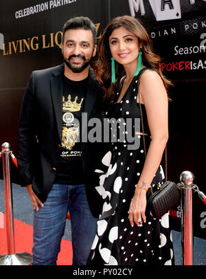 Indische Schauspielerin Shilpa Shetty mit Ehemann Raj Kundra bedeuten für die Fotos während der Eröffnungszeremonie des Indischen Poker League Saison 3 in Mumbai. Stockfoto