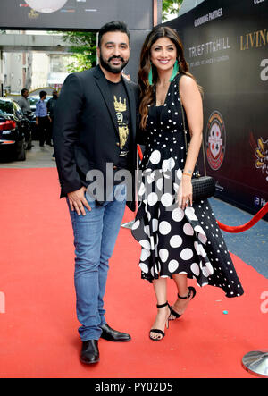 Indische Schauspielerin Shilpa Shetty mit Ehemann Raj Kundra bedeuten für die Fotos während der Eröffnungszeremonie des Indischen Poker League Saison 3 in Mumbai. Stockfoto