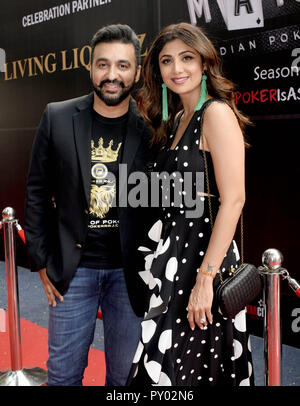 Mumbai, Indien. 23 Okt, 2018. Indische Schauspielerin Shilpa Shetty mit Ehemann Raj Kundra bedeuten für die Fotos während der Eröffnungszeremonie des Indischen Poker League Saison 3 in Mumbai. Credit: Azhar Khan/SOPA Images/ZUMA Draht/Alamy leben Nachrichten Stockfoto