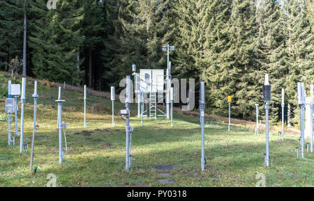 Oberried, Deutschland. 25 Okt, 2018. Verschiedene Messsonden für Radioaktivität stehen vor einem Wald. Die Einrichtung des Bundesamtes für Stahl schutz (BfS) auf dem Schauinsland Schwarzwaldberg in Oberried bei Freiburg auf einer Höhe von 1195 Meter ermöglicht die vollständige Überwachung der Luft für Radioaktivität. Es wird gesagt, die nur zur Überwachung der Radioaktivität in Mitteleuropa werden die Nuclear Test Ban Treaty zu überwachen. Quelle: Patrick Seeger/dpa/Alamy leben Nachrichten Stockfoto