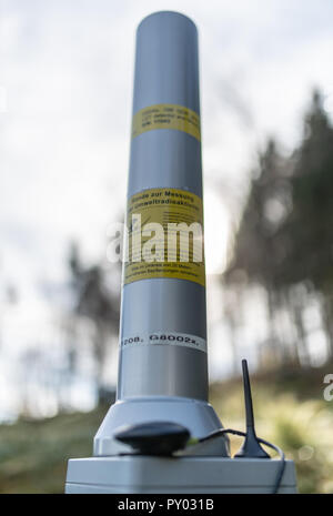 Oberried, Deutschland. 25 Okt, 2018. Ein Messtaster für Radioaktivität steht vor einem Stück Wald. Die Einrichtung des Bundesamtes für Stahl schutz (BfS) auf dem Schauinsland Schwarzwaldberg in Oberried bei Freiburg auf einer Höhe von 1195 Meter ermöglicht die vollständige Überwachung der Luft für Radioaktivität. Es wird gesagt, die nur zur Überwachung der Radioaktivität in Mitteleuropa werden die Nuclear Test Ban Treaty zu überwachen. Quelle: Patrick Seeger/dpa/Alamy leben Nachrichten Stockfoto