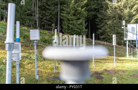 Oberried, Deutschland. 25 Okt, 2018. Verschiedene Messsonden für Radioaktivität stehen vor einem Wald. Die Einrichtung des Bundesamtes für Stahl schutz (BfS) auf dem Schauinsland Schwarzwaldberg in Oberried bei Freiburg auf einer Höhe von 1195 Meter ermöglicht die vollständige Überwachung der Luft für Radioaktivität. Es wird gesagt, die nur zur Überwachung der Radioaktivität in Mitteleuropa werden die Nuclear Test Ban Treaty zu überwachen. Quelle: Patrick Seeger/dpa/Alamy leben Nachrichten Stockfoto