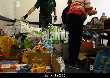 Gower Halbinsel, Swansea, Großbritannien. 25. Oktober 2018. Swansea Foobank erfährt hohe Nachfrage, hier bei Gorseinon Institut, einer von fünf Foodbank in der ganzen Stadt. Ein freiwilliger kommentierte: "Der Sozialstaat verwendet das Sicherheitsnetz zu sein, aber weil Universal Kredit, jetzt ist es der Foodbank'. Swansea, Wales, Credit: Gareth Llewelyn/Alamy Leben Nachrichten. Stockfoto