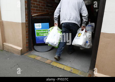 Gower Halbinsel, Swansea, Großbritannien. 25. Oktober 2018. Swansea Foobank erfährt hohe Nachfrage, hier bei Gorseinon Institut, einer von fünf Foodbank in der ganzen Stadt. Ein freiwilliger kommentierte: "Der Sozialstaat verwendet das Sicherheitsnetz zu sein, aber weil Universal Kredit, jetzt ist es der Foodbank'. Swansea, Wales, Credit: Gareth Llewelyn/Alamy Leben Nachrichten. Stockfoto