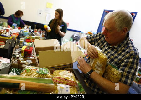 Gower Halbinsel, Swansea, Großbritannien. 25. Oktober 2018. Swansea Foobank erfährt hohe Nachfrage, hier bei Gorseinon Institut, einer von fünf Foodbank in der ganzen Stadt. Ein freiwilliger kommentierte: "Der Sozialstaat verwendet das Sicherheitsnetz zu sein, aber weil Universal Kredit, jetzt ist es der Foodbank'. Swansea, Wales, Credit: Gareth Llewelyn/Alamy Leben Nachrichten. Stockfoto