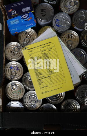 Gower Halbinsel, Swansea, Großbritannien. 25. Oktober 2018. Swansea Foobank erfährt hohe Nachfrage, hier bei Gorseinon Institut, einer von fünf Foodbank in der ganzen Stadt. Ein freiwilliger kommentierte: "Der Sozialstaat verwendet das Sicherheitsnetz zu sein, aber weil Universal Kredit, jetzt ist es der Foodbank'. Swansea, Wales, Credit: Gareth Llewelyn/Alamy Leben Nachrichten. Stockfoto