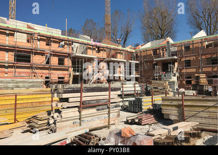 Ismaning, Deutschland. 25 Okt, 2018. Fassade, neue Wohnungen in Ismaning bei München, Wohnungsbau, Rohbau, Bau, Immobilien, Wohneigentum, Eigentumswohnung. Neubau, Mietwohnung, Miete, Bauboom, Mietshaus, Baustelle. Geruest, Bauen, Bau, Bauen, Immobilien, Bau Industrie, Stadt, Ballungsraum | Verwendung der weltweiten Kredit: dpa/Alamy leben Nachrichten Stockfoto