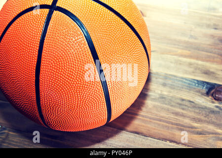 Basketball Ball auf Holz Hartholz-Fußboden in dem Basketballplatz. Retro Vintage Bild. Sport-Konzept. Stockfoto