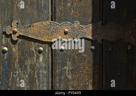 Antik verzierten Scharniere aus einer alten hölzernen Tür Stockfoto