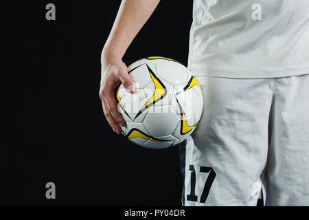 Nahaufnahme von Fußball-Spieler mit Ball Stockfoto